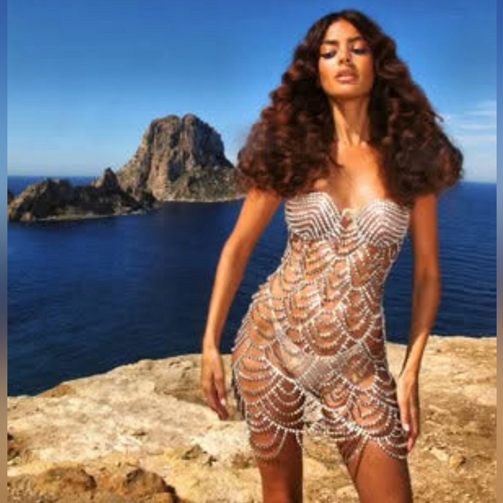 AREA
Crystal Cup Mini Dress UK10
RRP £2305
RRP $2999 USD